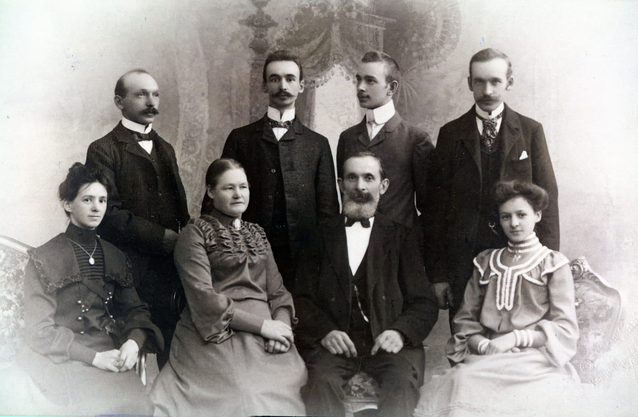 Familien Thelin rundt 1900. Ida nr 2 framme f.v.