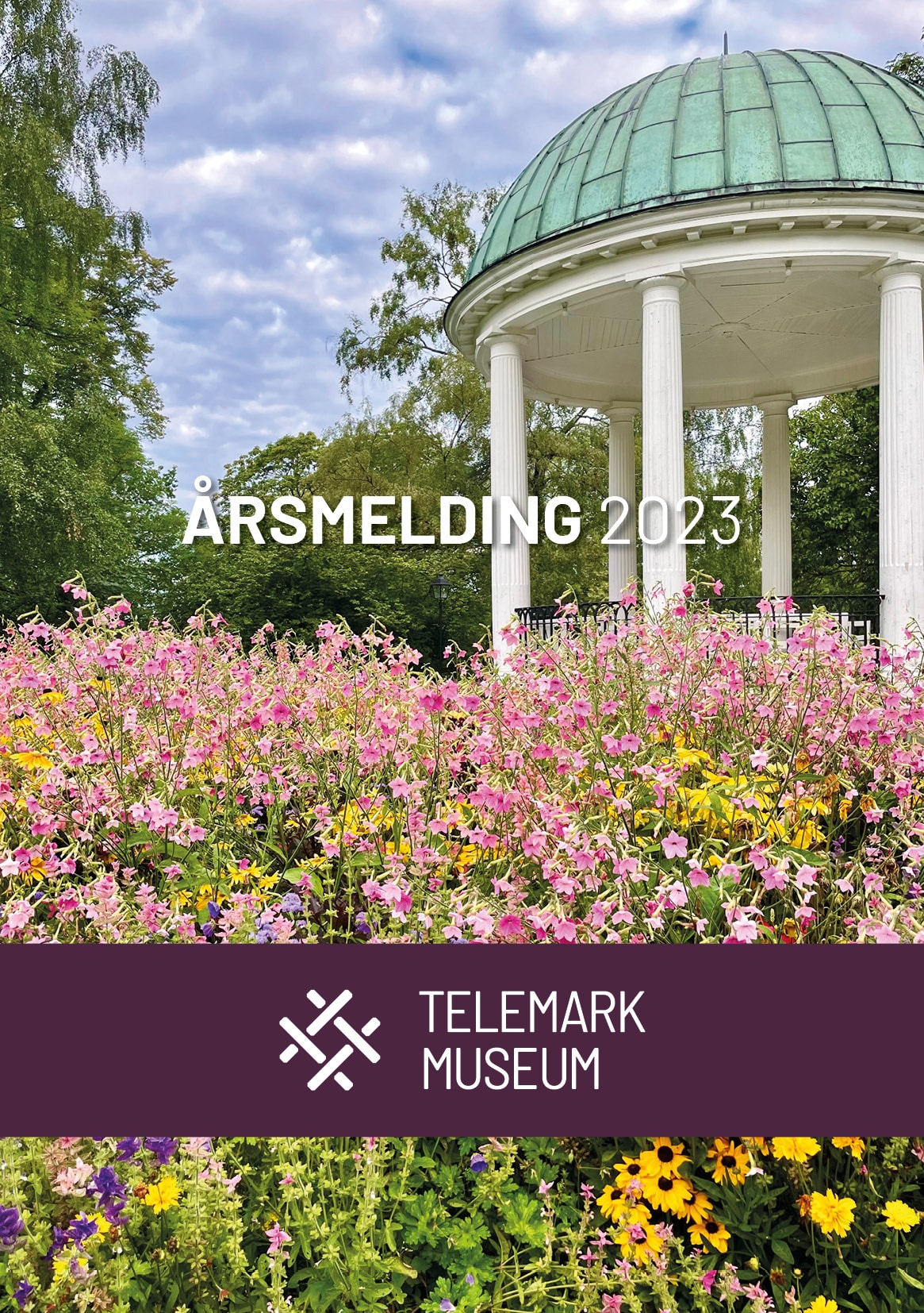 Forsidebilde av årsmeldingen 2023. Paviljong og blomsterhav på bildet.