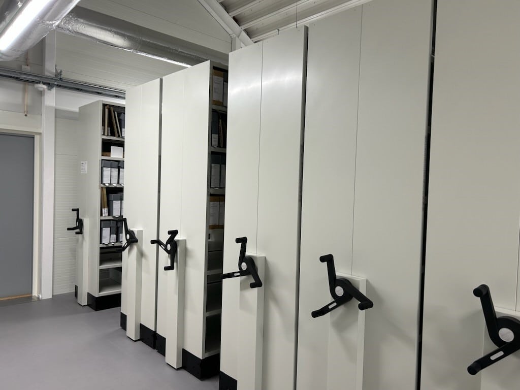 Arkivbygget innvendig. Nye, moderne reoler