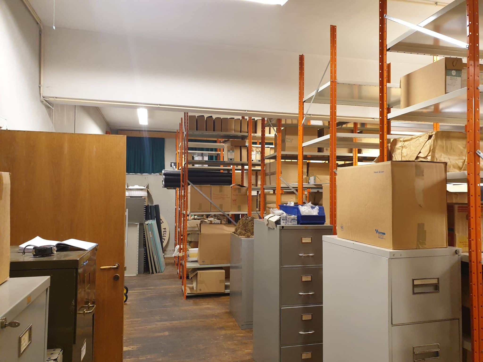 Et ganske rotete kjellerrom med arkiver