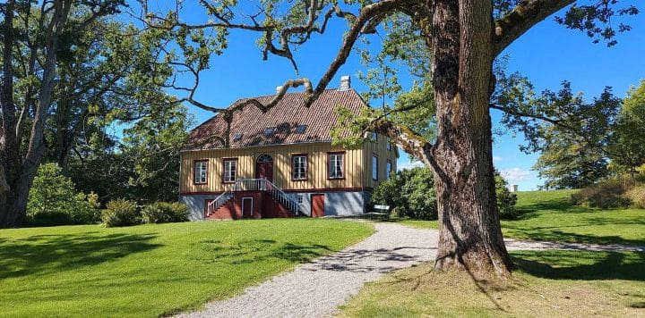 Berg-Kragerø Museum Hovedhuset på Lystgården. Vi ser veien opp til huset og litt av parkanlegget