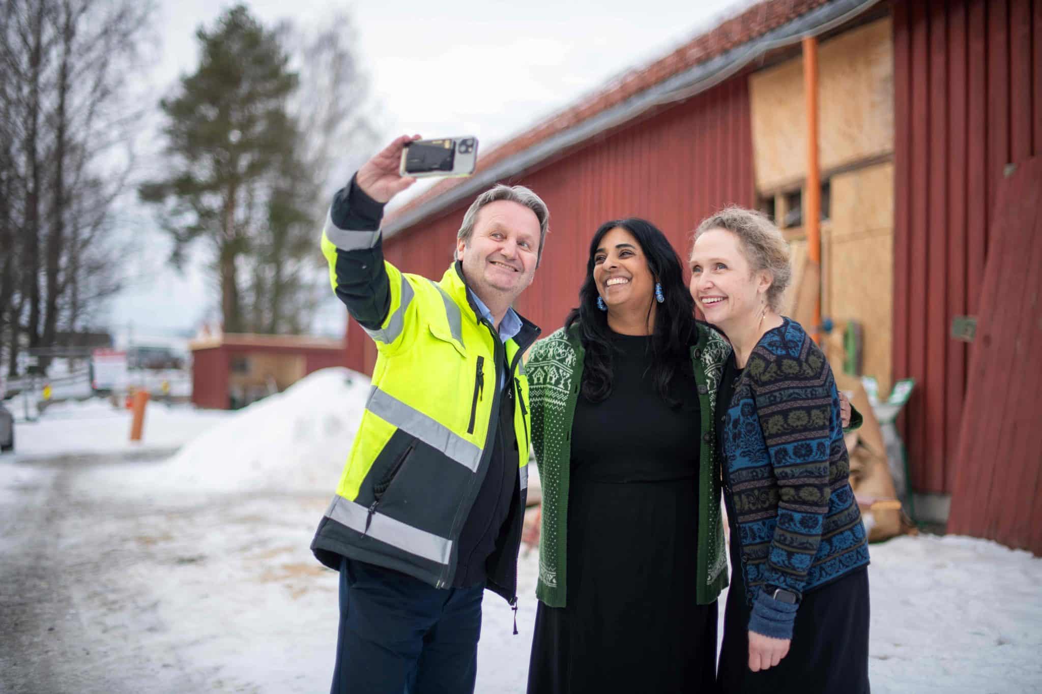 Bjørn Rudborg tar selfie med Lubna Jaffery og Christine Hermansen Foto Mulle Media