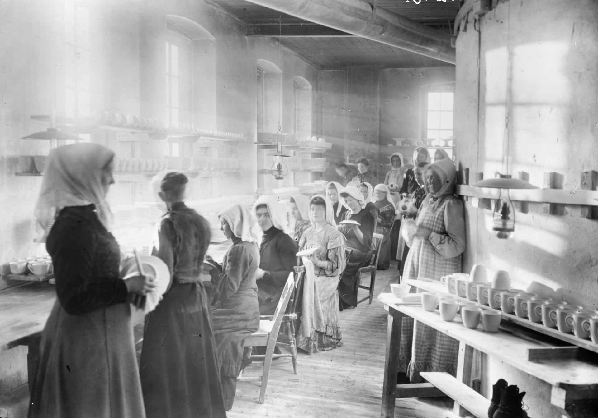 Folk i arbeid hos Porsgrunn porselen