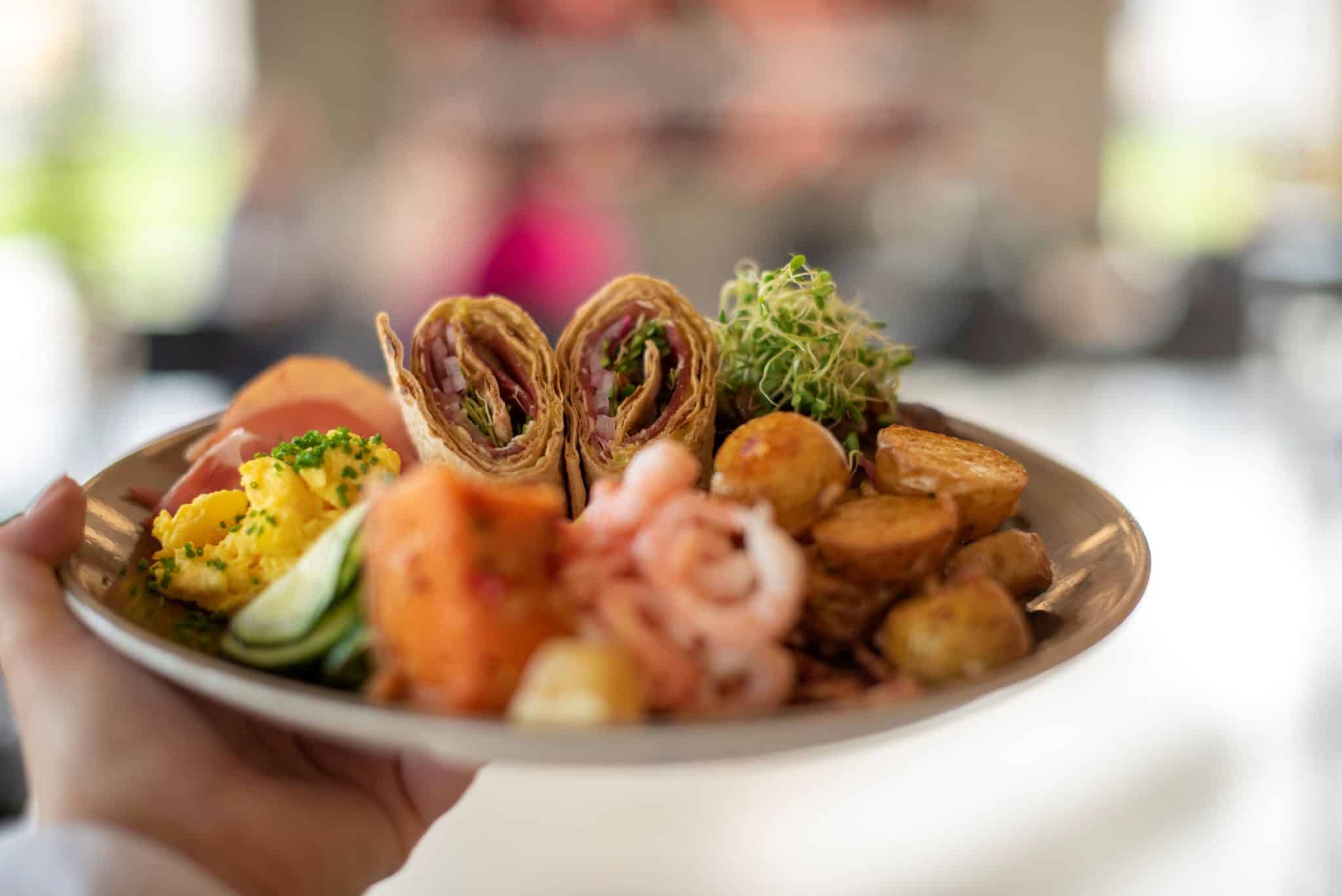 Julelunsj på kafé Aall Inn. En tallerken med litt forskjellig tapas-mat på.