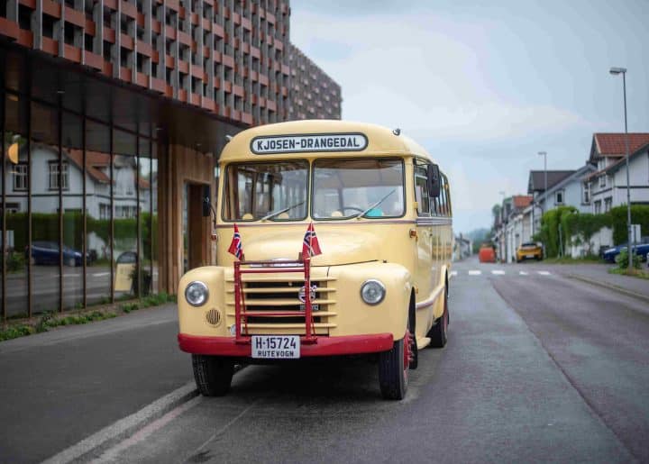 Snutebussen til Rutebilhistorisk forening parkert utenfor museumsbygget i Brekkeparken. Snutebussen er gul, på skiltet står det Kjosen - Drangedal