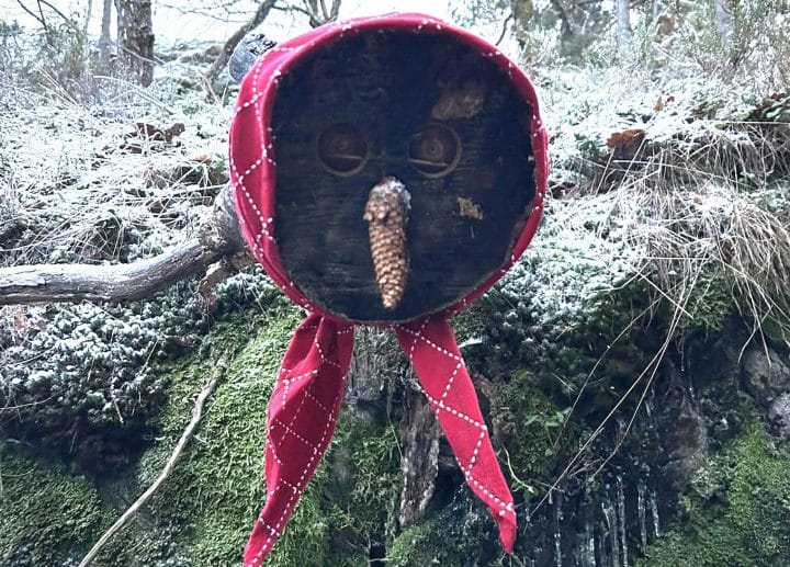 Eventyrstien, bilde av en stubbe med rødt tørkle på