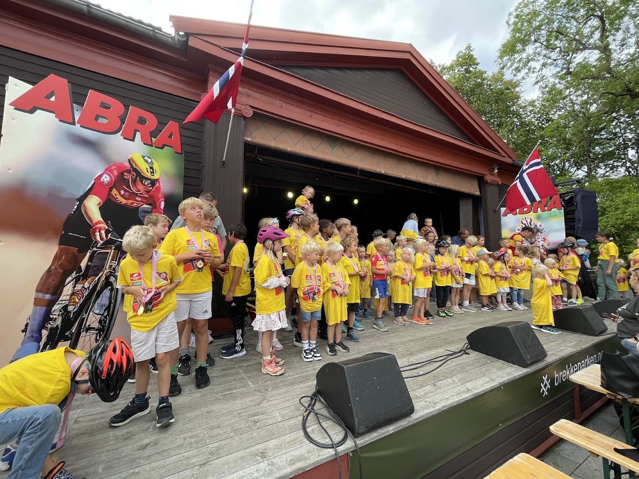 Fest for Jonas Abrahamsen - premieutdeling til 100 små syklister