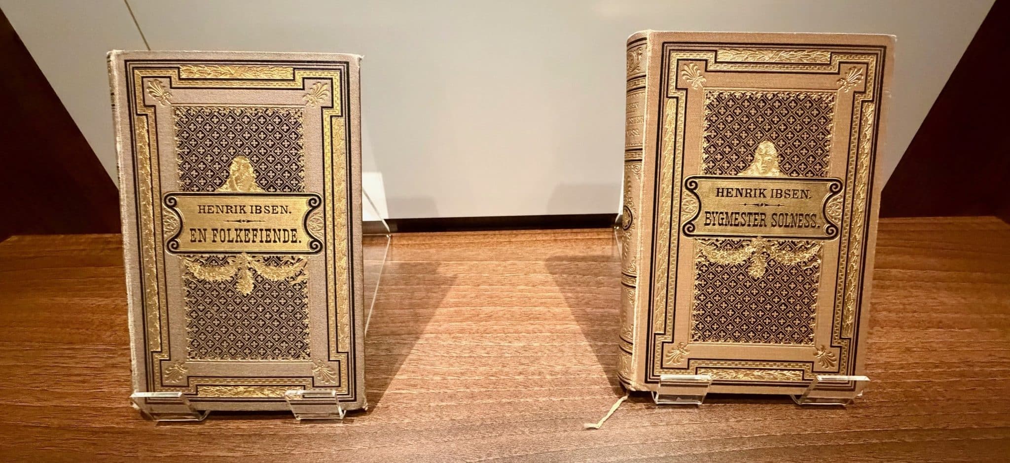 Førsteutgaver i ADED av En folkefiende og Bygmester Solness av Henrik Ibsen