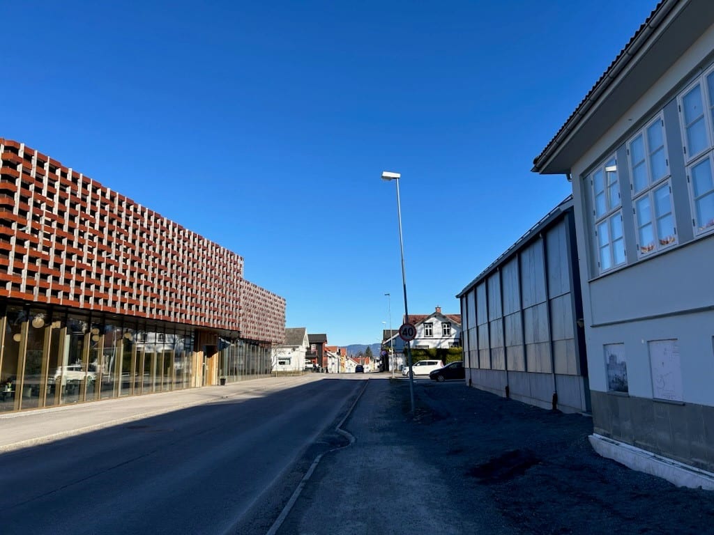 Arkivbygget og museumsbygget VEV fra utsiden, gatebilde