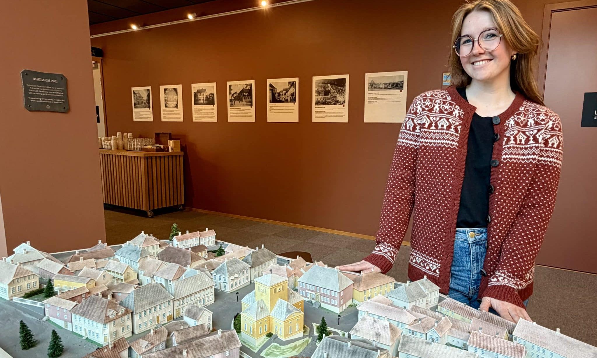 Ibsenvandring innendørs på Telemark museum i Brekkeparken. En omviser står ved bymodellen som viser Skien før brannen i 1886