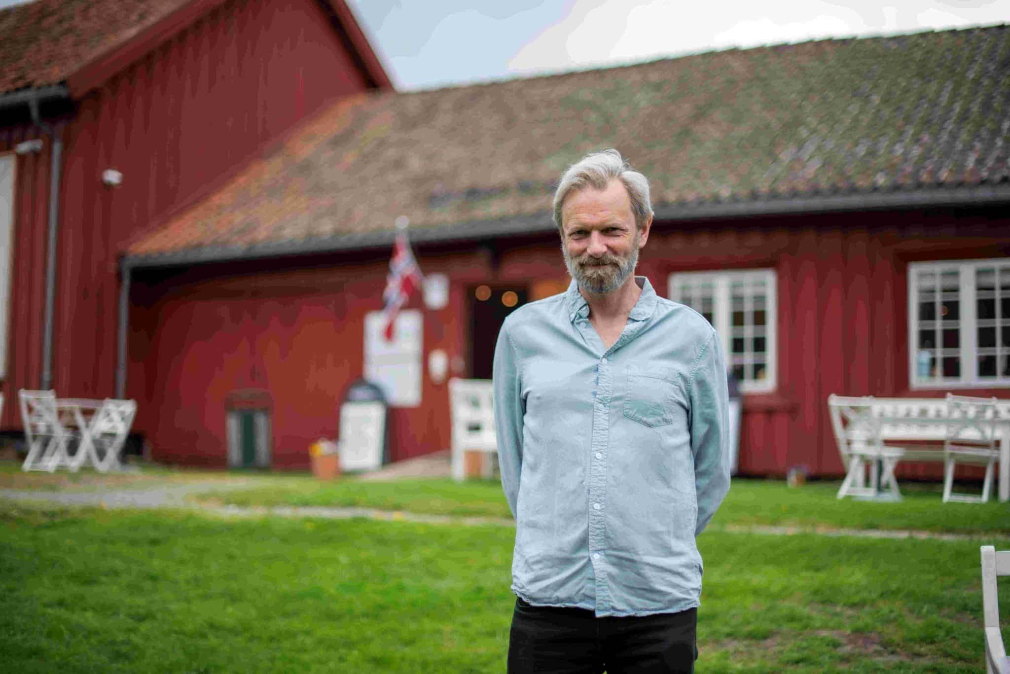 Jørgen Haave, foto Mulle Media Jørgen Haave utenfor låven og drengestua på Venstøp, foto Mulle Media