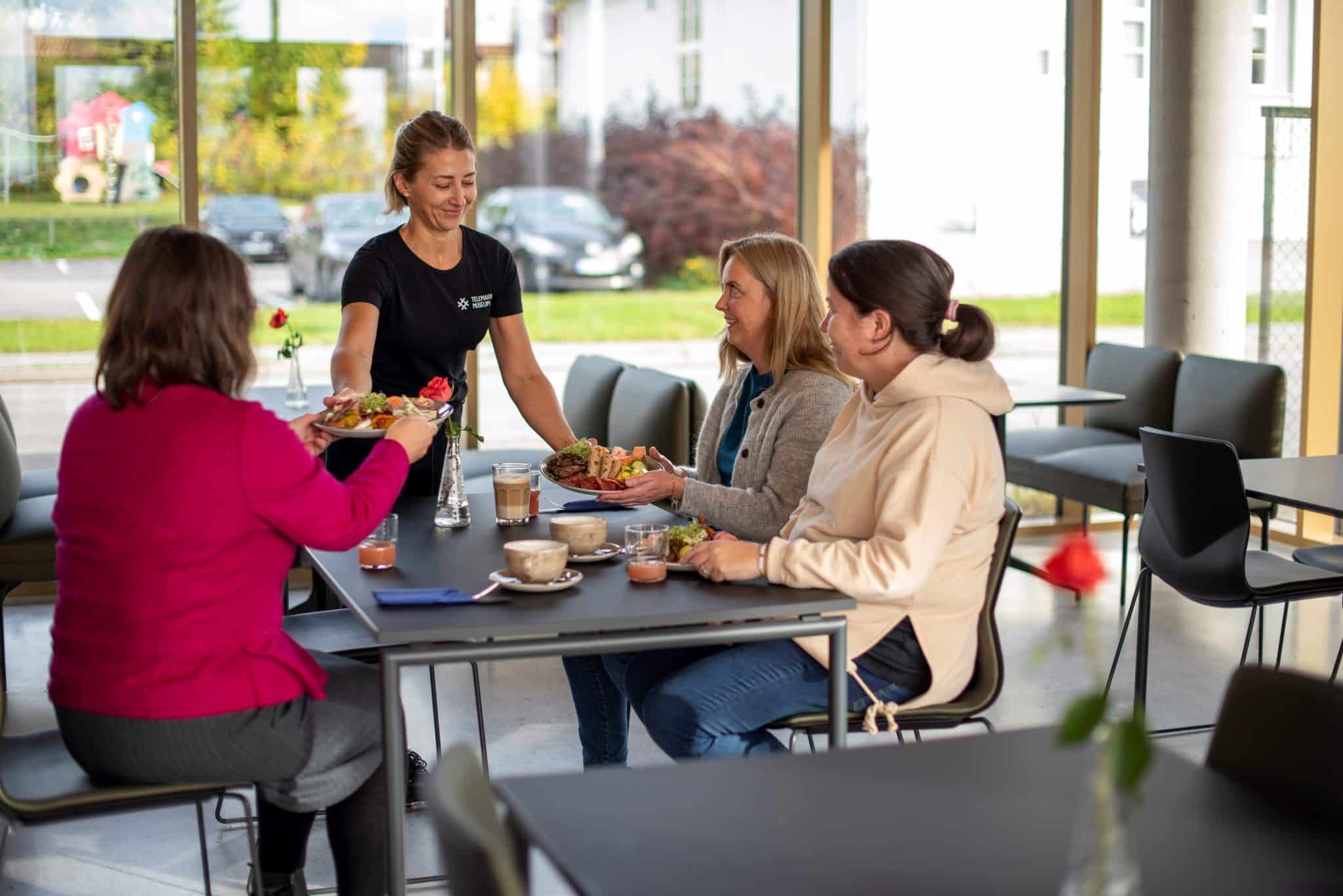 Kafe Aall Inn i Brekkeparken, foto MulleMedia