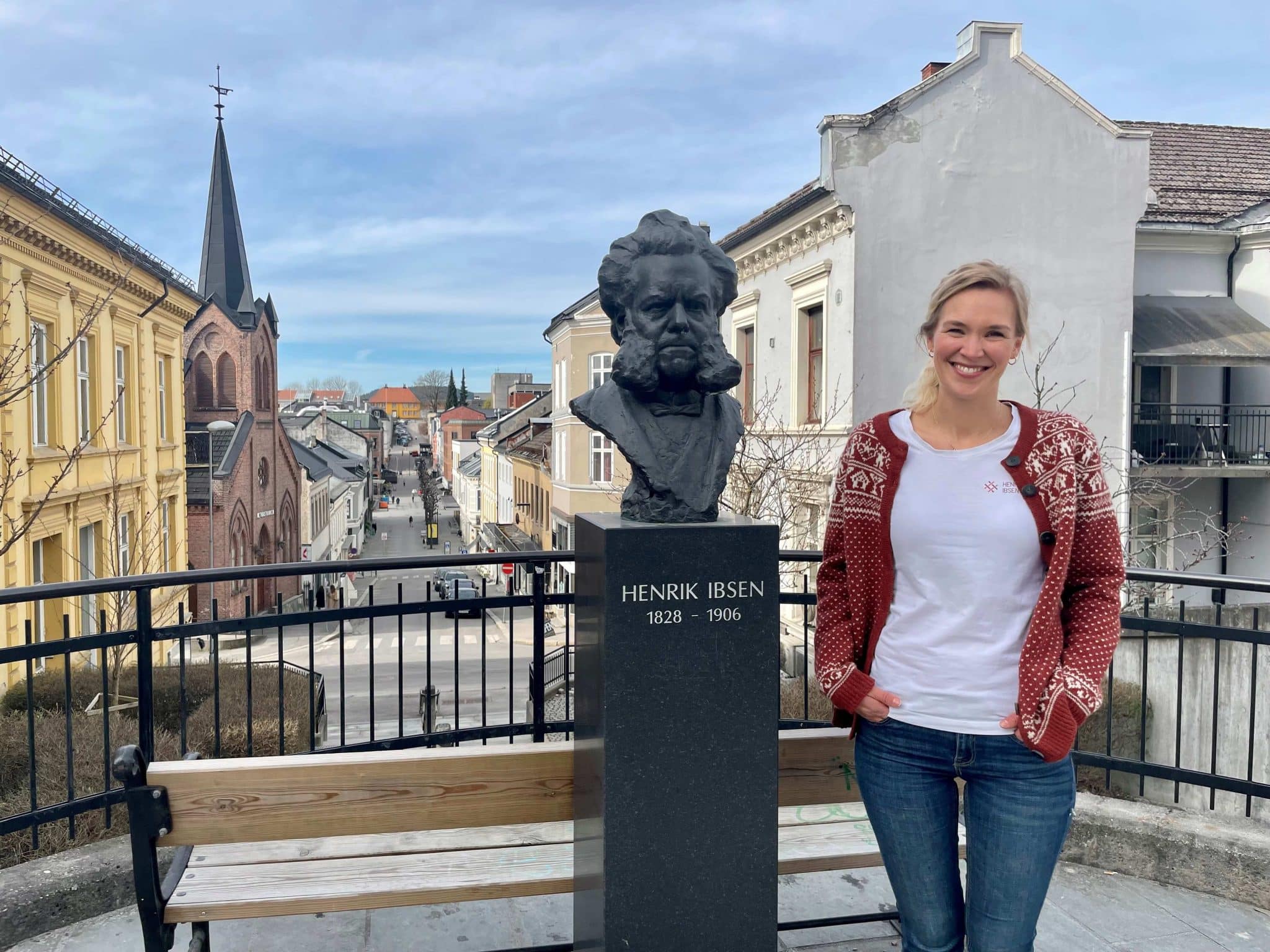 Kreativ leder ved Henrik Ibsen museum, Linnea Dale ved Ibsenbysten på Sorrentos plass i Skien