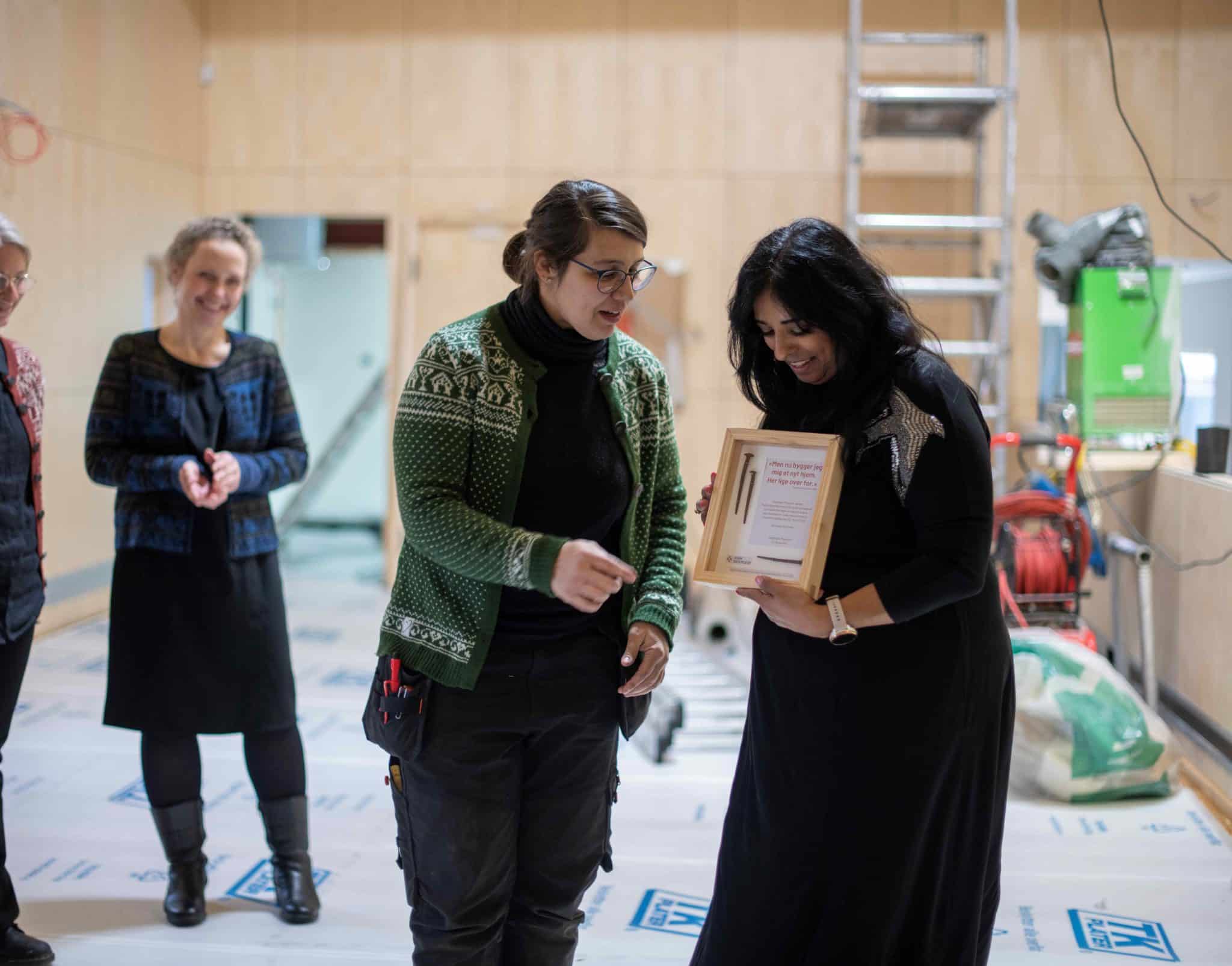 Lubna Jaffery får gave, laget av Karina Børven Foto Mulle Media