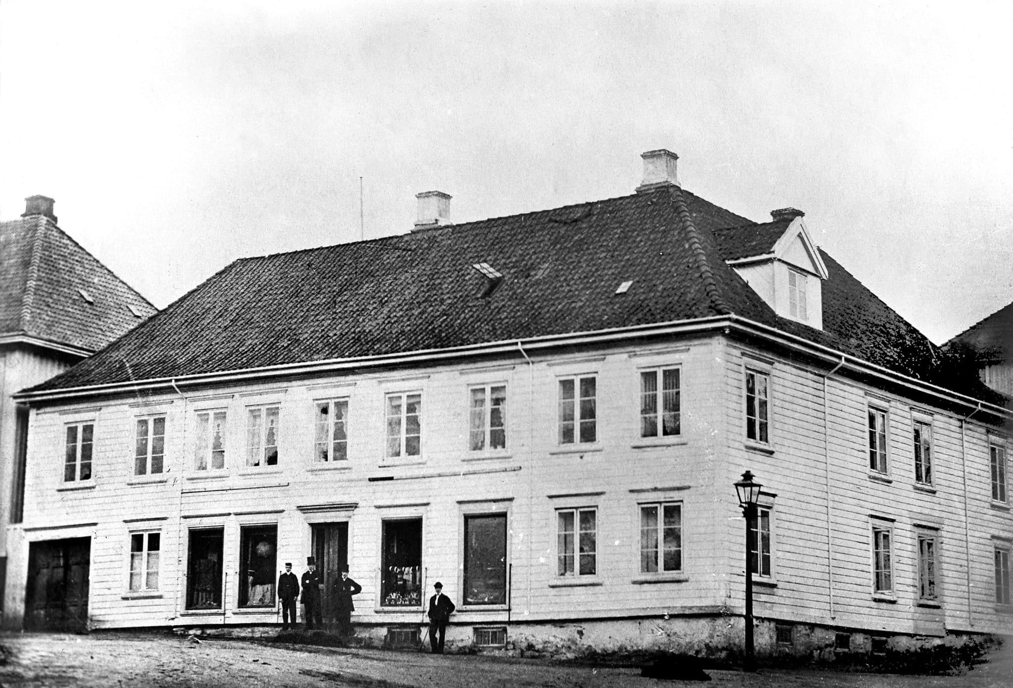 Stockmanngården der Henrik Ibsen ble født. Sort-hvittbilde