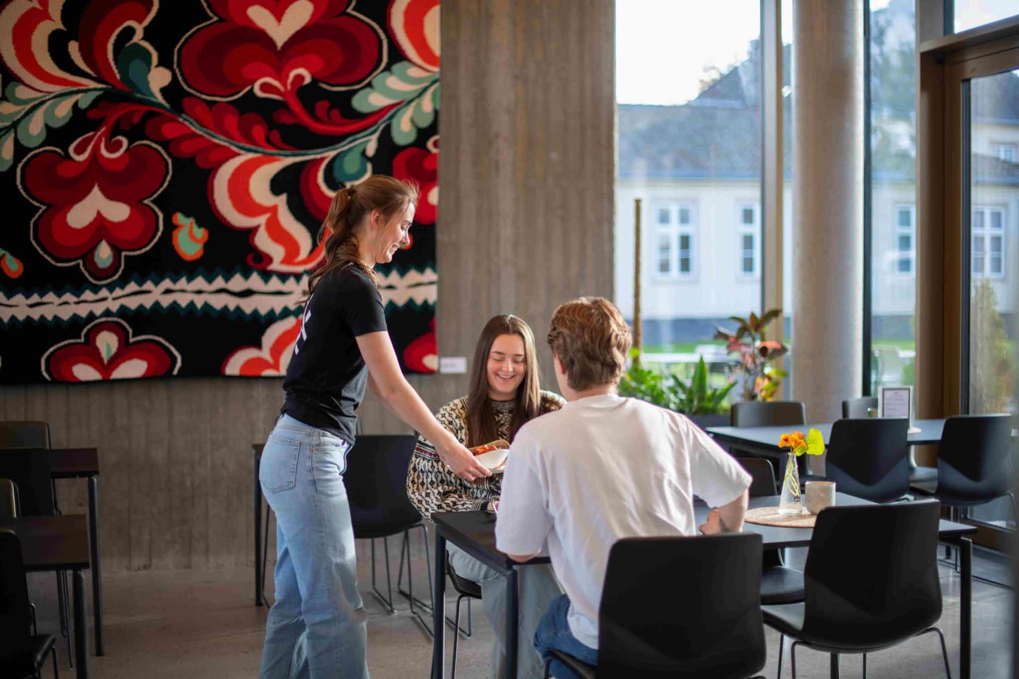 På kafe Aall Inn, foto MulleMedia