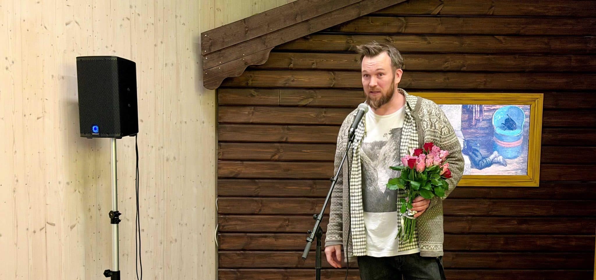 Prosjektleder for Eventyrlige Kittelsen, Aleksander S. Andersen har fått blomster og snakker i en mikrofon