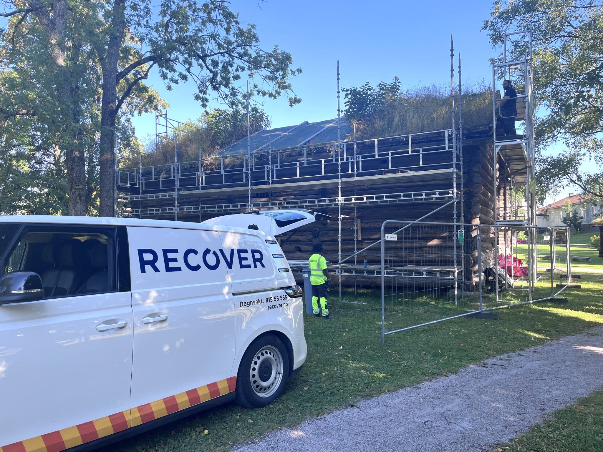 Recover fjerner jord og gress fra taket på Haugsjordlåven