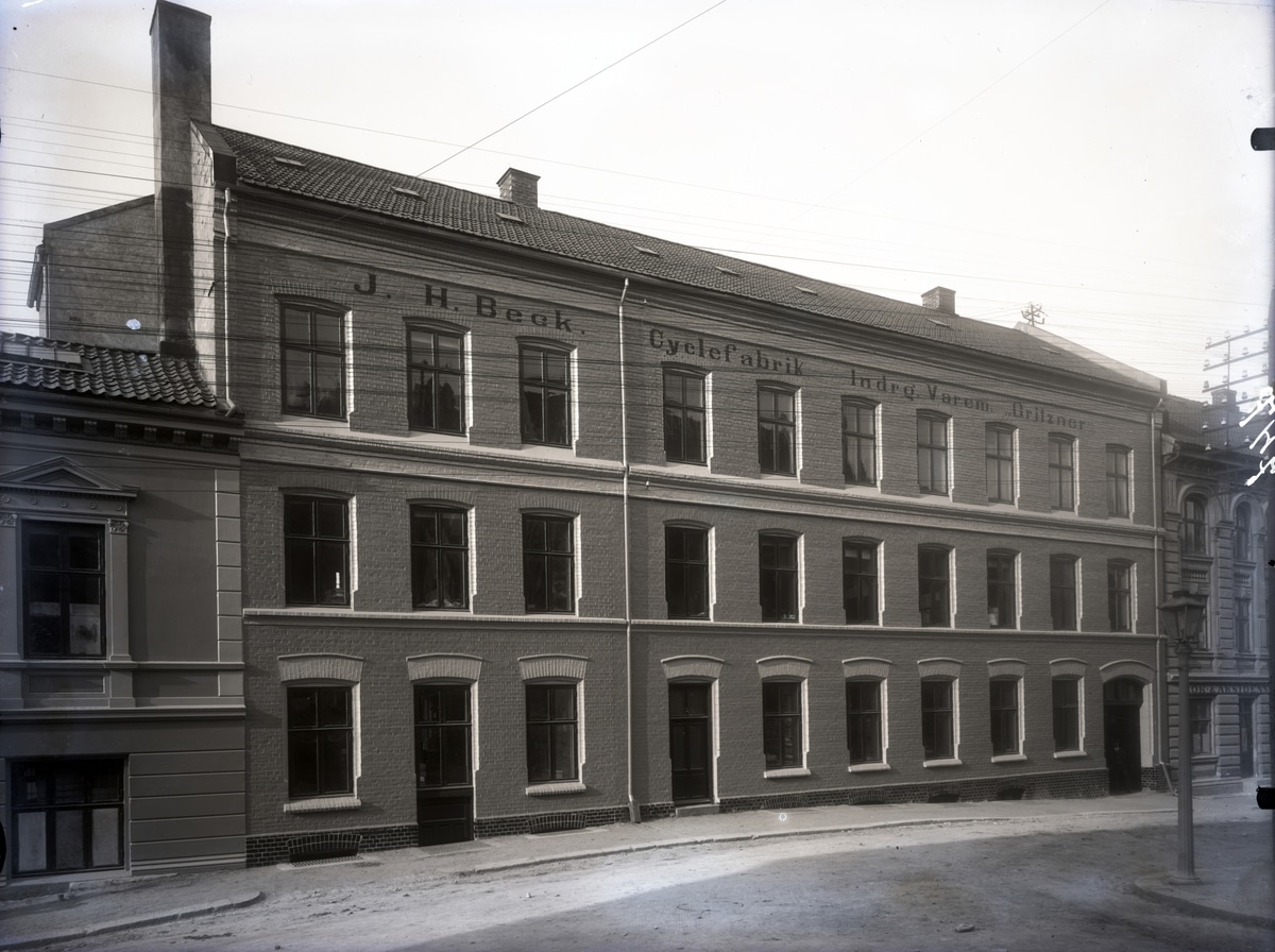 TGM-B.21957 J. H. Becks sykkelfabrikk. Kongens gate, Skien. Gritzner sykkel.