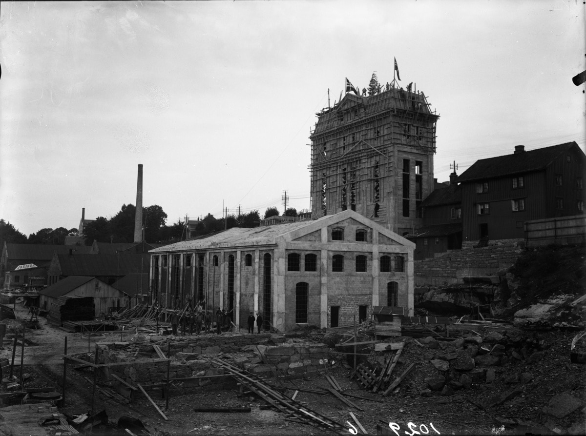 Kranselag på spritfabrikken, Spriten, Klosterøya. DigitaltMuseum, Telemark Museum
