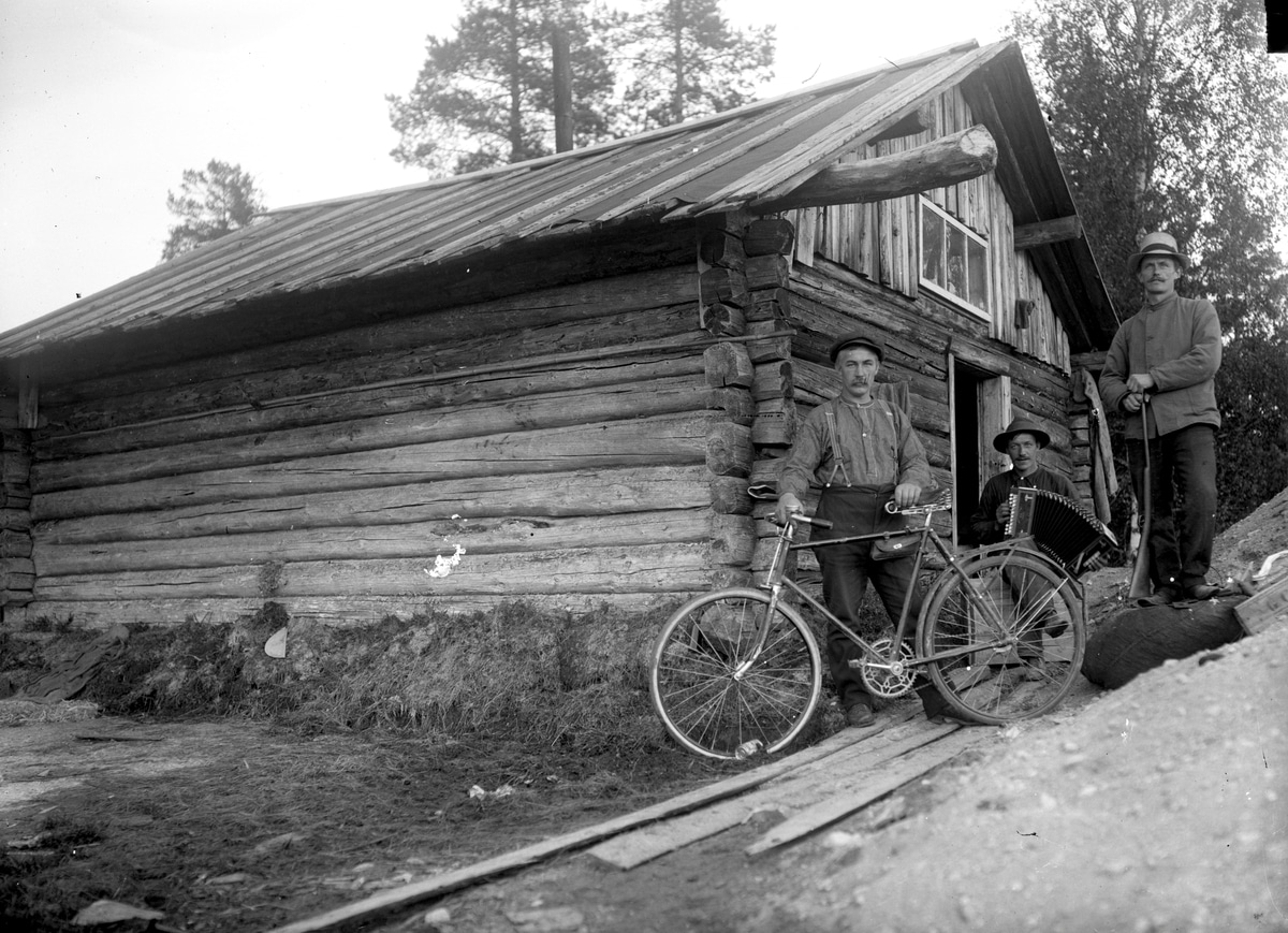 TGM-B.31100 Bilde viser portrett av tre menn med sykkel, torader og gevær. Ole Theodorsen Grorud (1887) med toraderen. Bildet er tatt cirka 1920