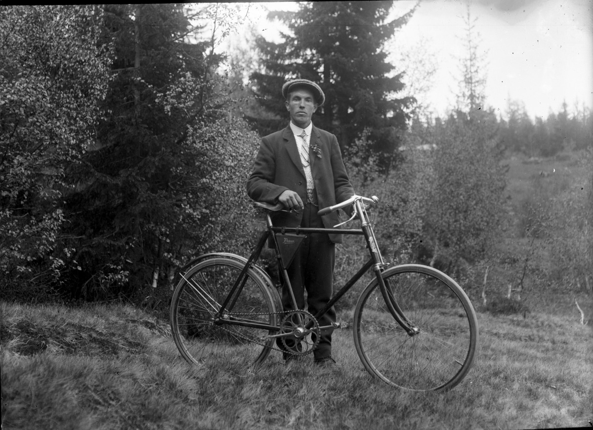 TGM-B.31246 Portrett av Johannes Grorud (1891) med sykkel (fotograf og skogsarbeider Ole Romsdalen)TGM-B.31246 Portrett av Johannes Grorud (1891) med sykkel (fotograf og skogsarbeider Ole Romsdalen)
