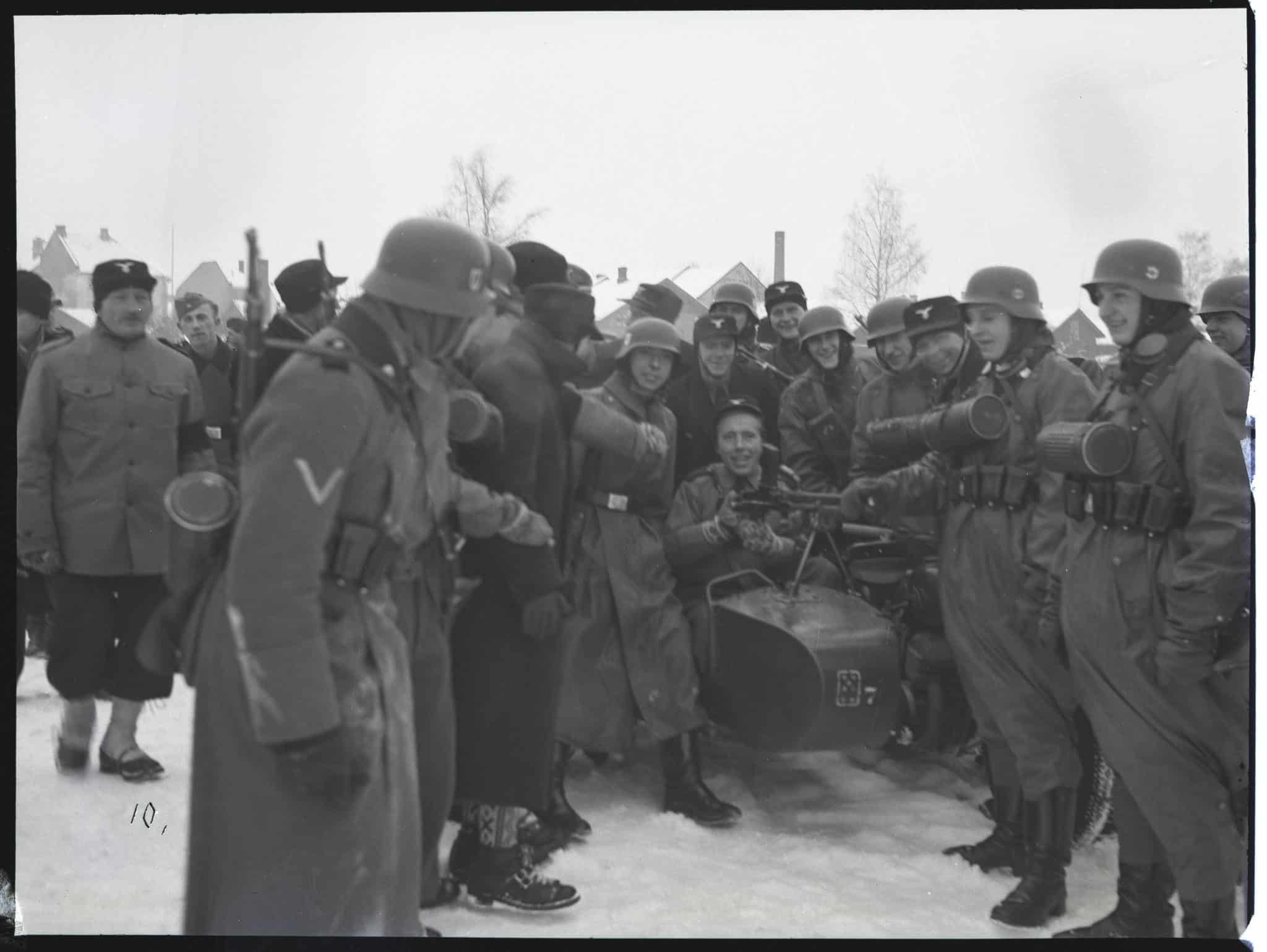 039 Foto av Hirden og tyske soldater (Wehrmacht) på samarbeidende øvelse.