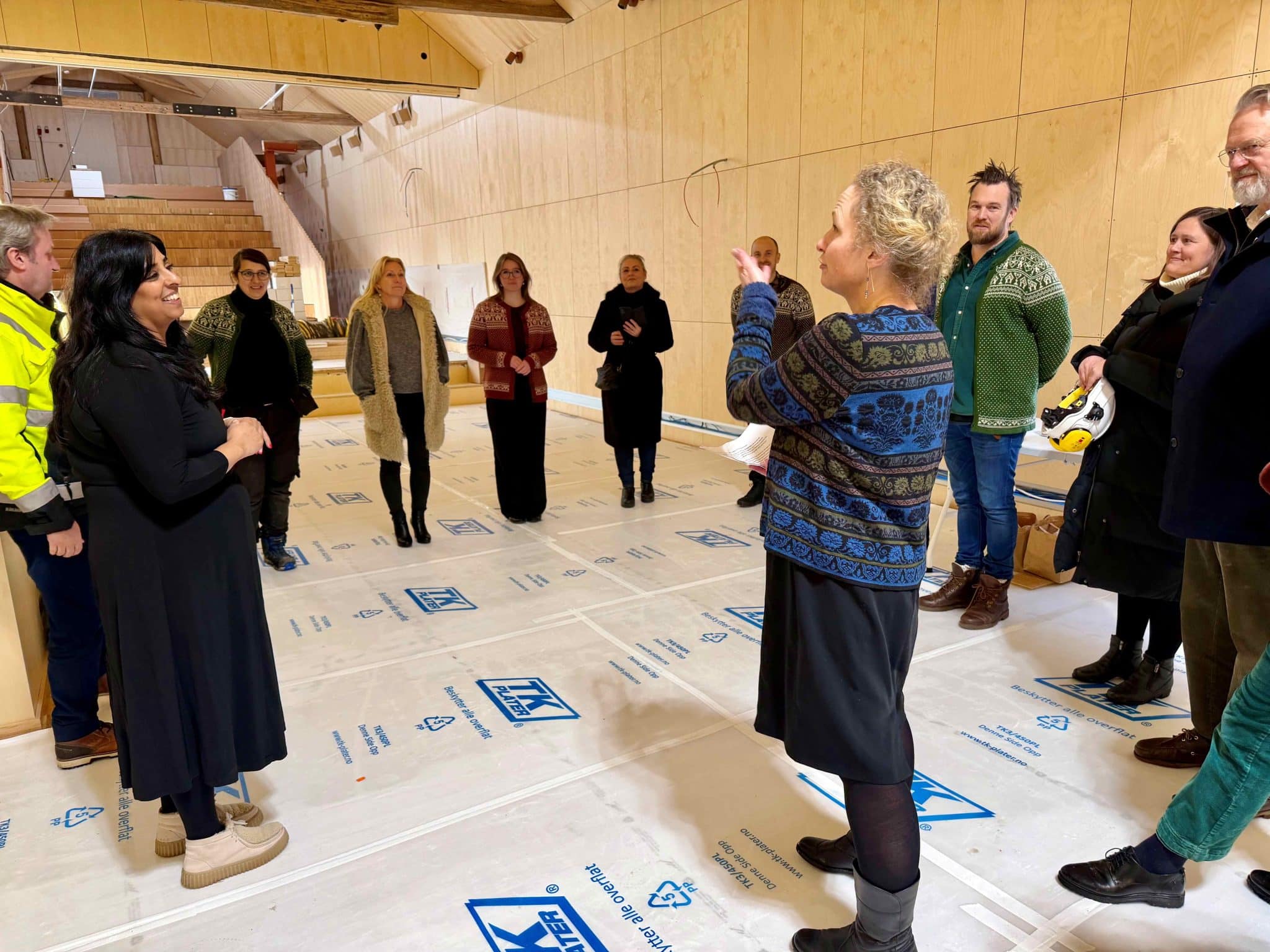 besøk av kultur- og likestillingsminister Lubna Jaffery - direktør Christine Hermansen prater i den nye låven