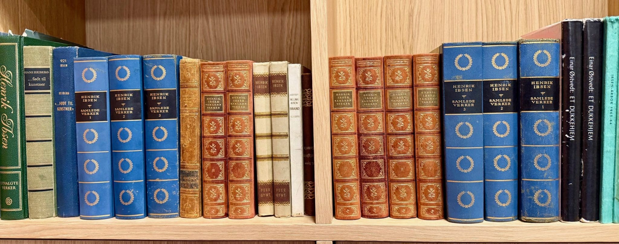 bokhylle med Ibsens verker