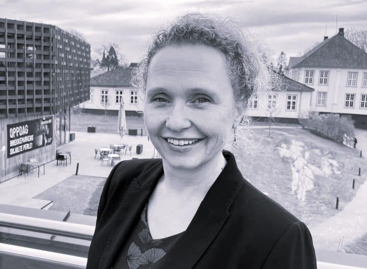 Sort-hvitt portrett av Christine Hermansen, direktør for Telemark museum