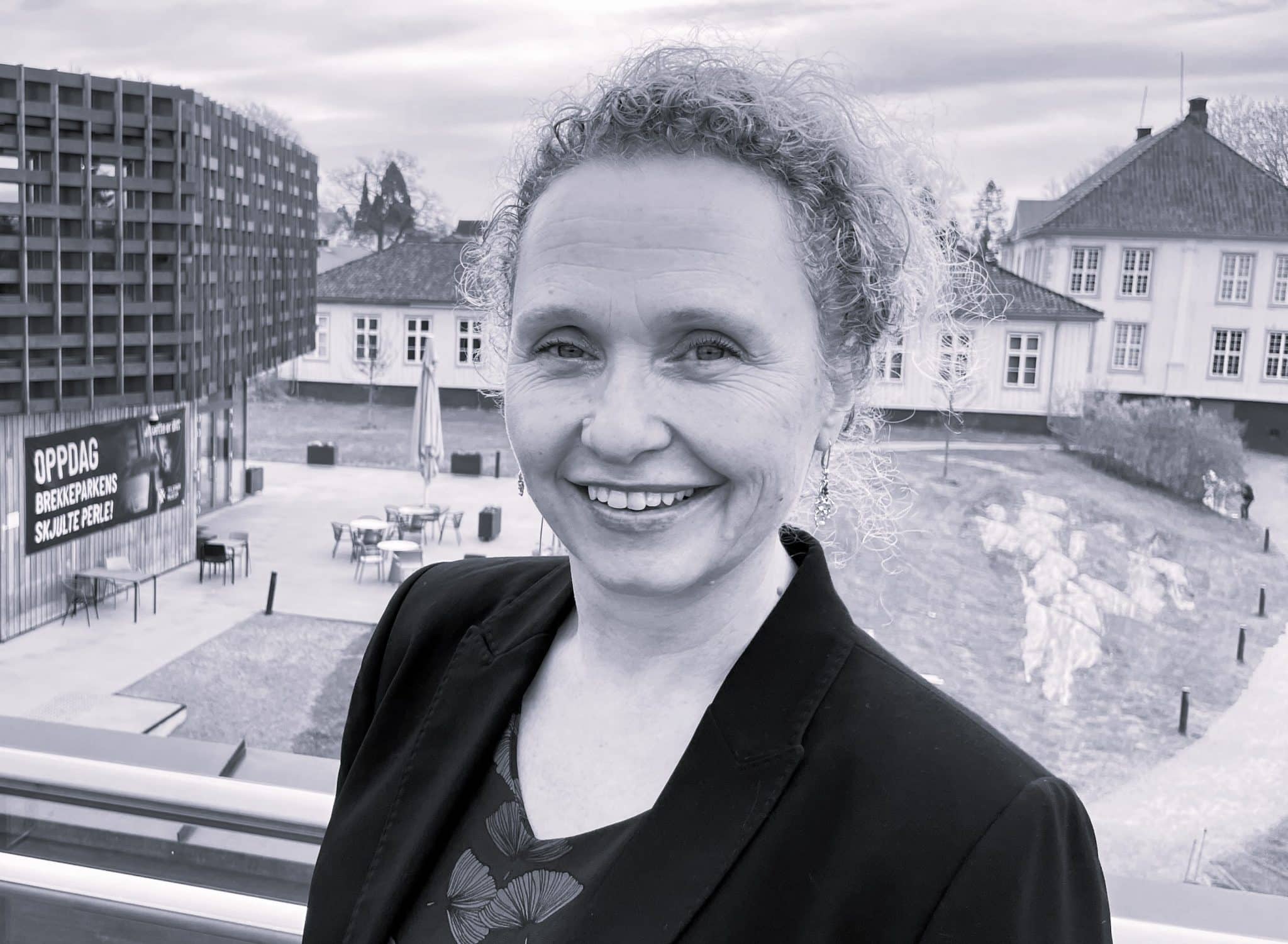 Sort-hvitt portrett av Christine Hermansen, direktør for Telemark museum