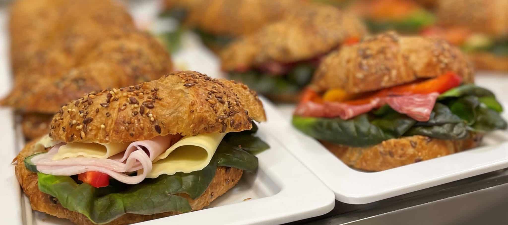 croisanter med salami, ost og skinke