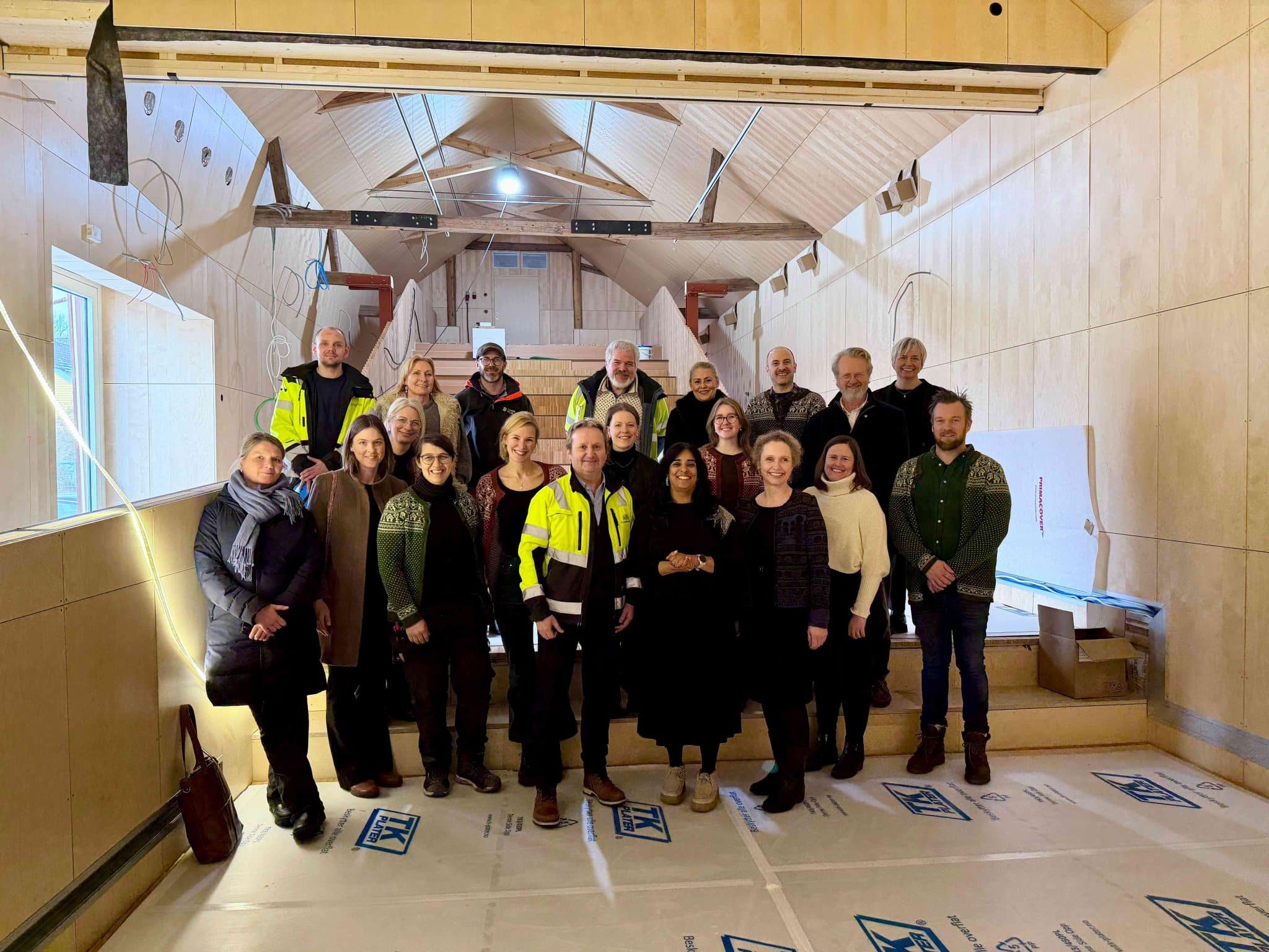 kultur- og likestillingsminister Lubna Jaffery - bilde av alle sammen oppstilt inne i låven