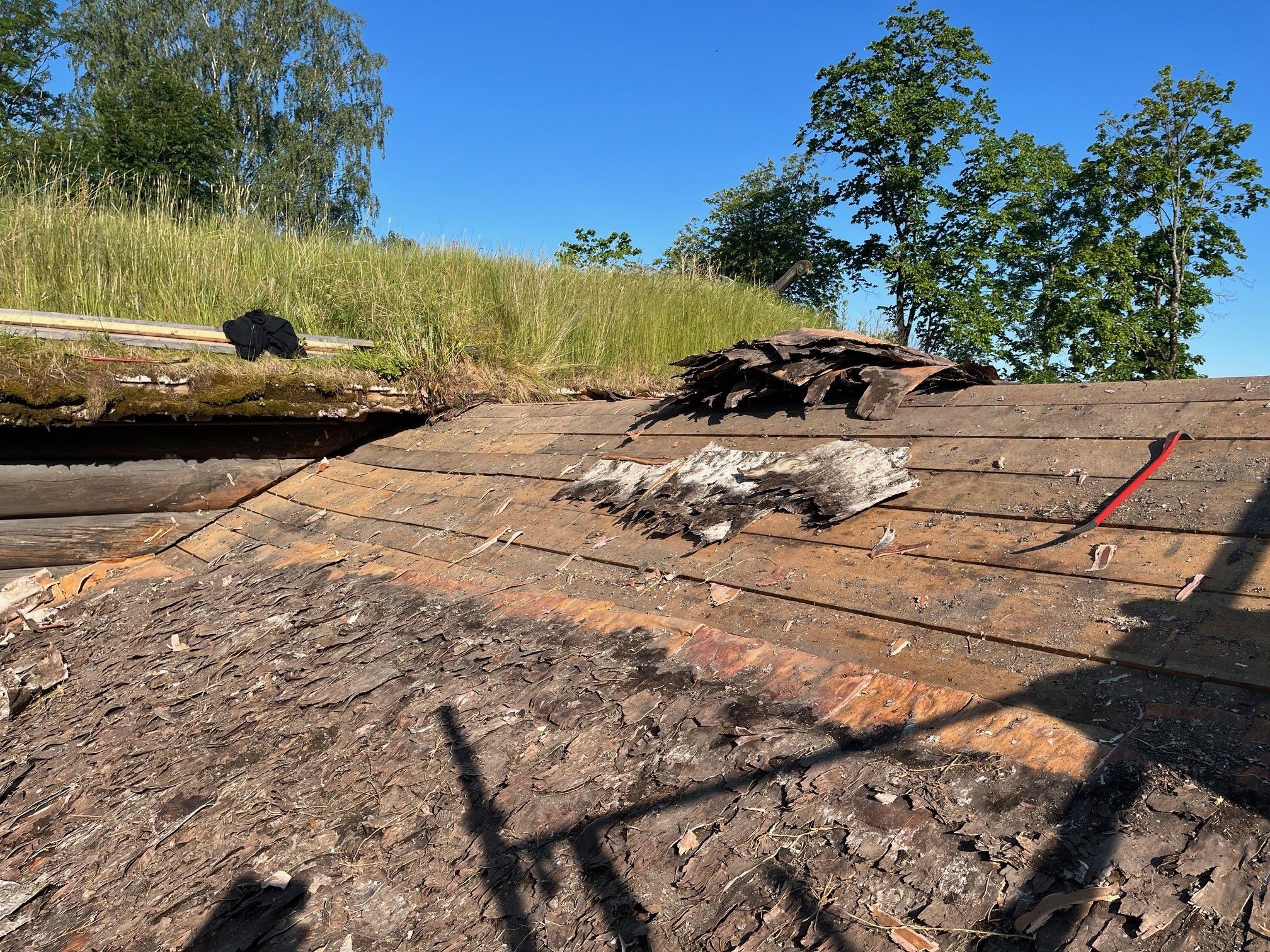 Vedlikeholdsarbeid på taket på Serklandstua